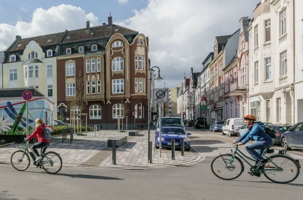 Zwei Personen fahren in Herne Fahrrad.