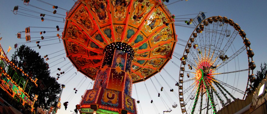 Ein Riesenrad und ein Karussel auf der Cranger Kirmes