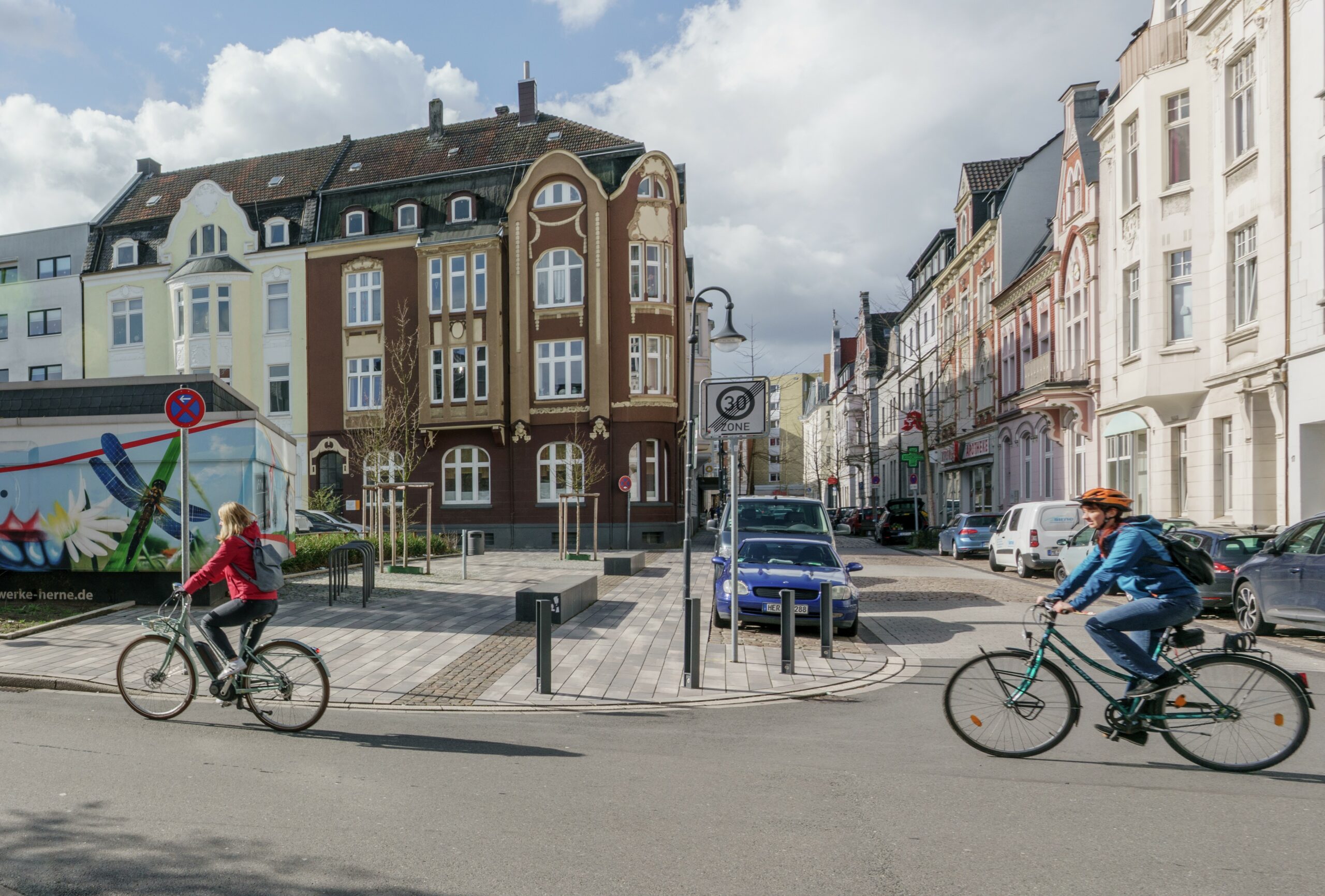 Zwei Personen fahren in Herne Fahrrad.