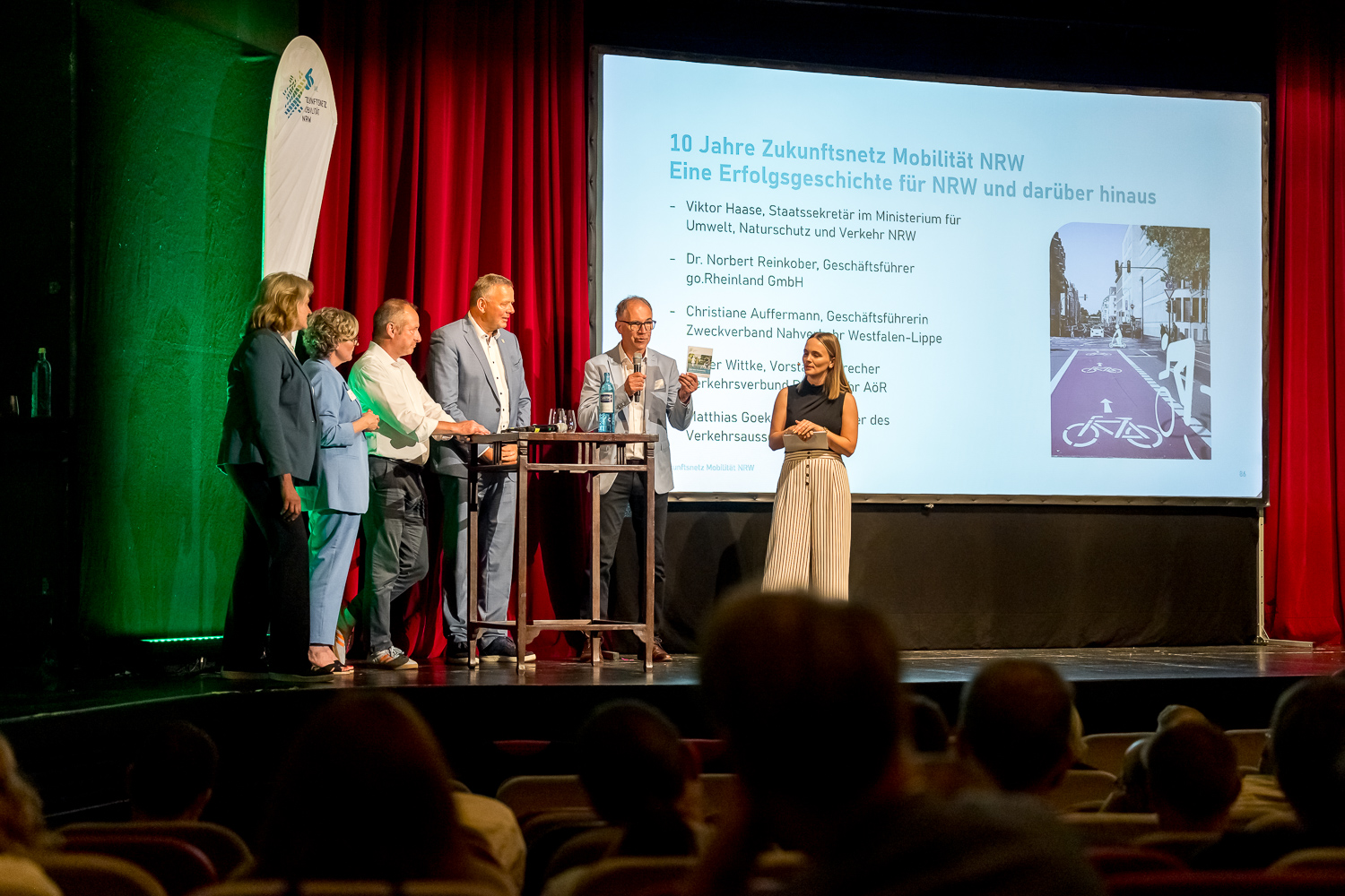 Zukunftsnetz Mobilität NRW feiert 10 Jähriges Jubiläum auf der Bühne im Mondpalast in Herne.