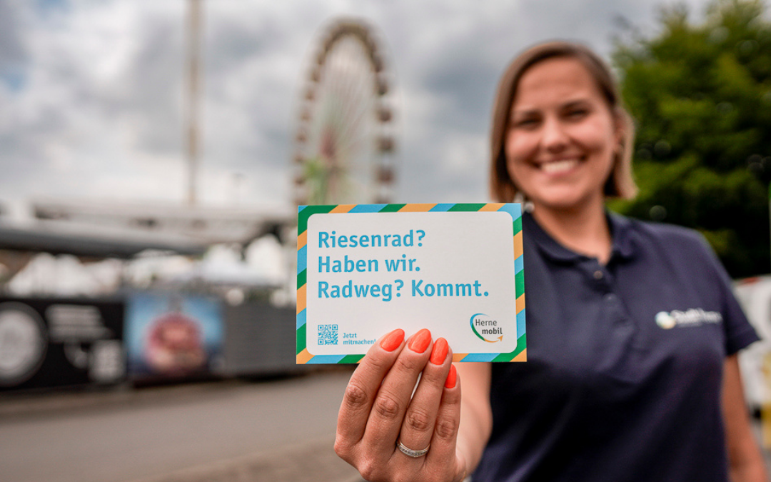Eine Postkarte von Herne Mobil vor dem Hintergrund der Cranger Kirmes