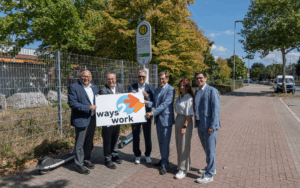 Minister Krischer, Mitarbeitende der Stadt Herne und weitere Person stehen im Gewerbegebiet "Friedrich der Große"