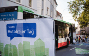 ein Banner mit der Beschriftung "Autofreier Tag"