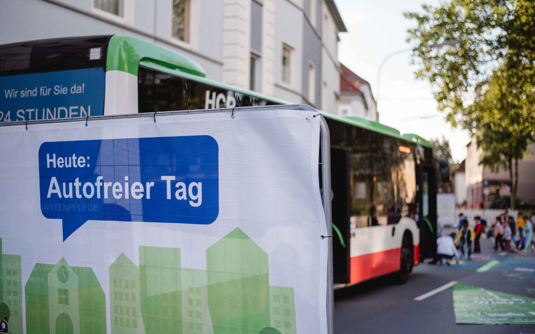 ein Banner mit der Beschriftung "Autofreier Tag"