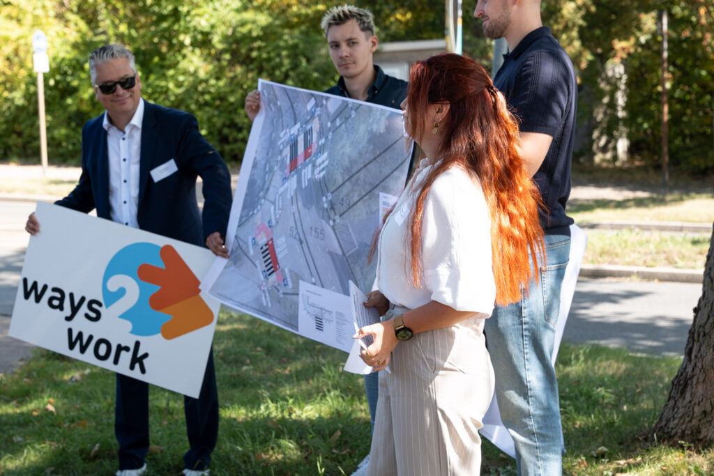 Mitarbeitende der Stadt Herne präsentieren das Mobilitätsprojekt