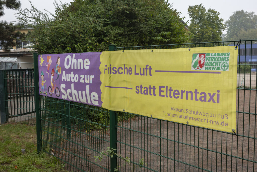 Ein Banner mit der Beschriftung "Ohne Auto zur Schule"