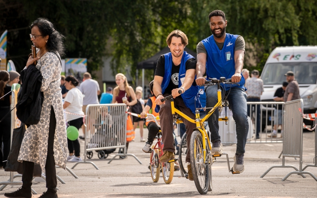 Zwei Männer fahren im Fahrradparcours