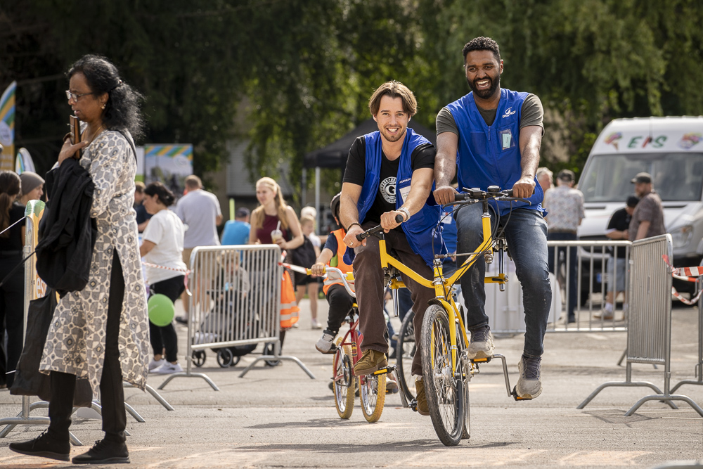 Zwei Männer fahren im Fahrradparcours