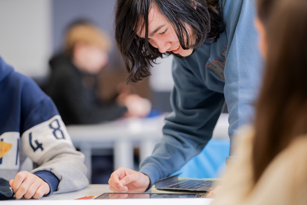 Ein Schüler arbeitet an der Verkehrsplanungs-Aufgabe.