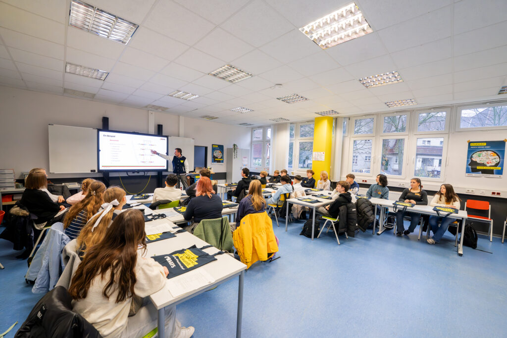 Der Verkehrsplaner gibt der Klasse einen Einblick in die Verkehrsplanung.