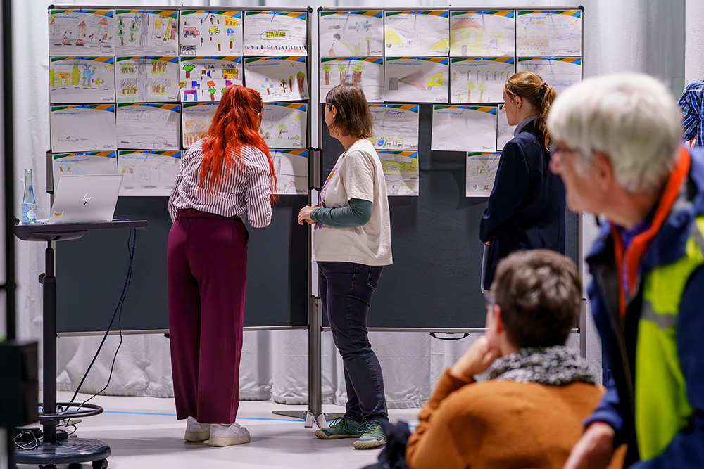 Teilnehmende betrachten die Ergebnisse der Kinder- und Jugendbeteiligung