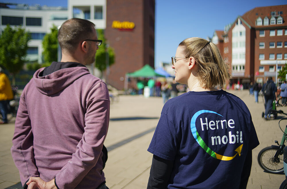 Zwei Personen unterhalten sich bei der Cargobike Roadshow