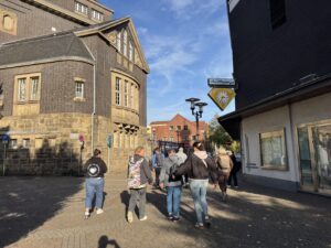 Die Teilnehmer laufen durch die Stadt von Eikel