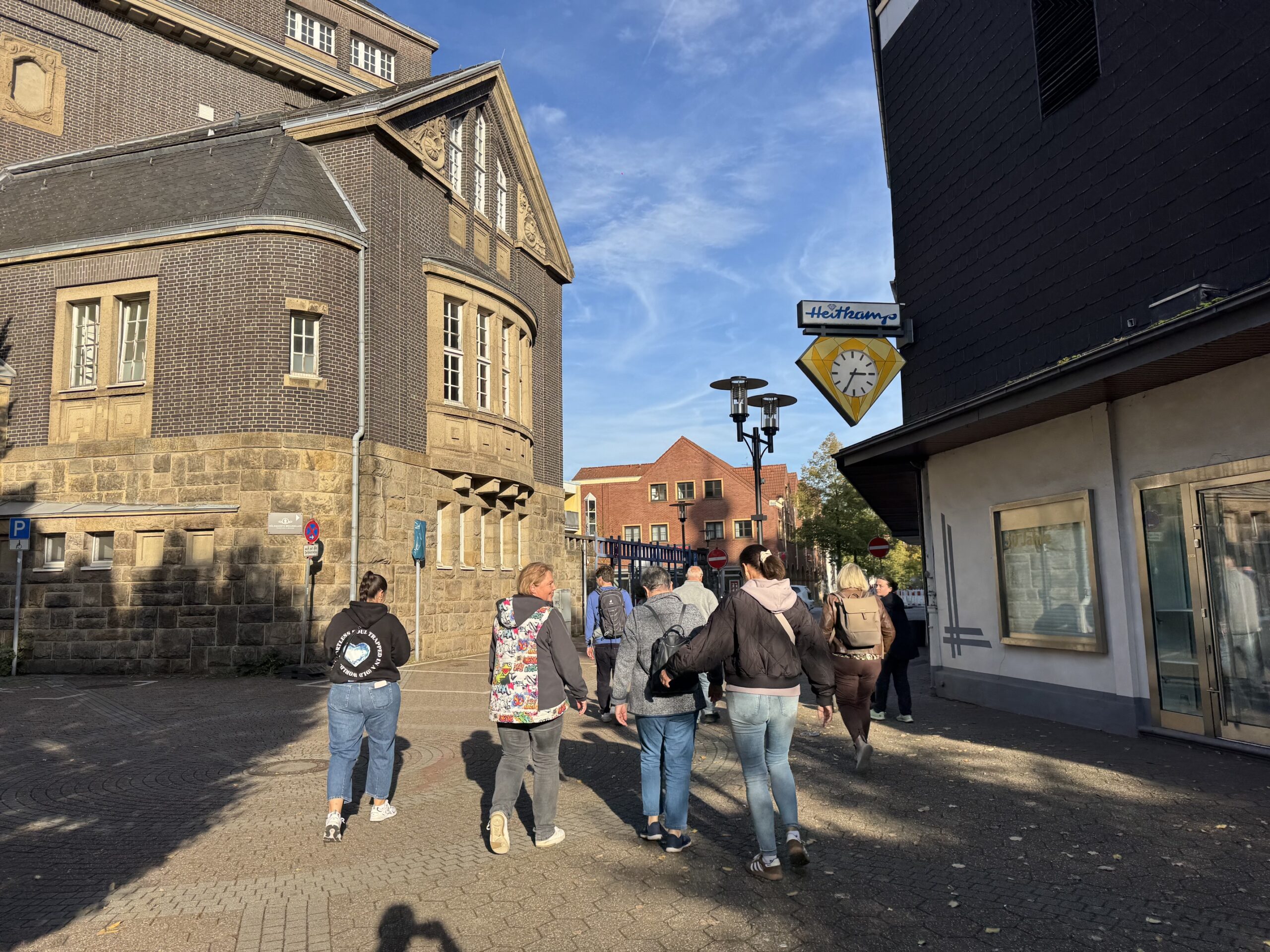 Die Teilnehmer laufen durch die Stadt von Eikel